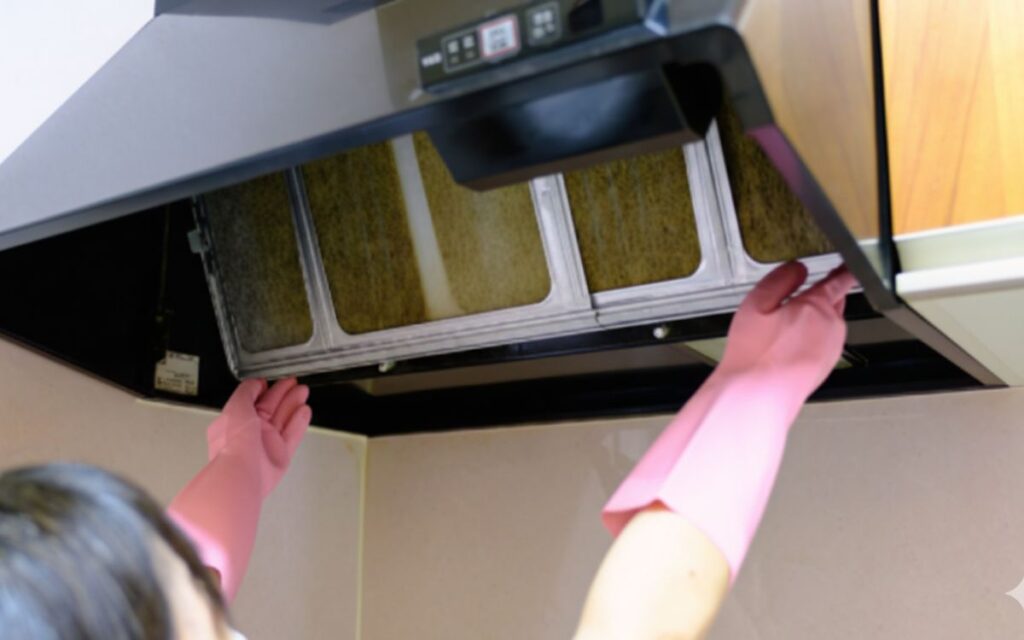 ¿Qué papel cumple la limpieza de campanas extractoras para evitar incendios en cocinas industriales?