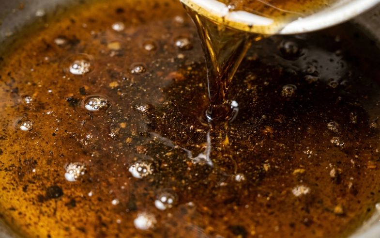 ¿Qué impacto ambiental tiene el aceite vegetal mal gestionado en hostelería?