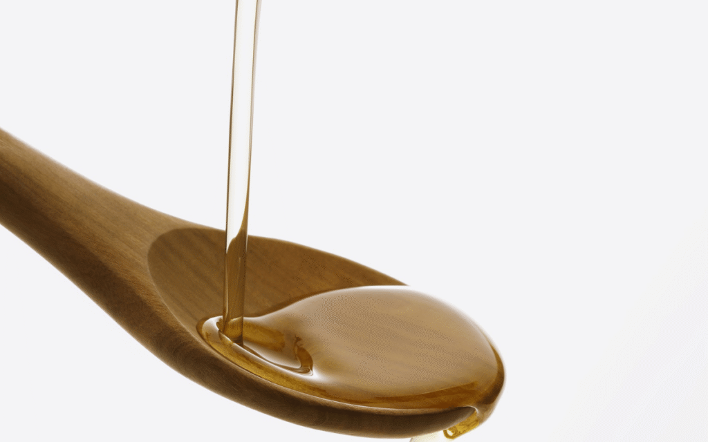 Aceite vegetal usado siendo preparado para su reciclaje sostenible