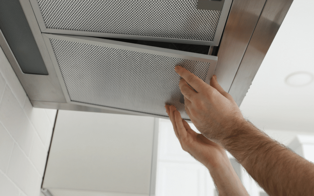 Limpieza de conductos de campanas de cocina: por qué es fundamental para la seguridad de tu negocio