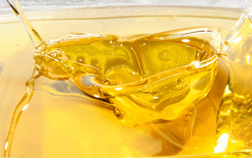 Aceite de cocina usado que se recicla en contenedor especializado